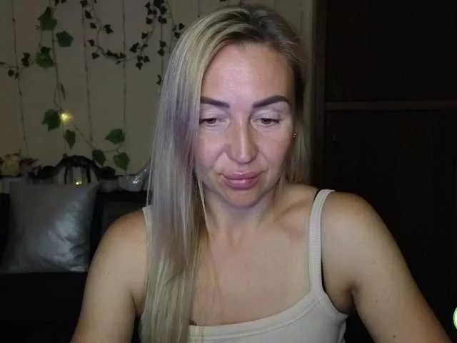 Jullyblondkiss on BongaCams 
