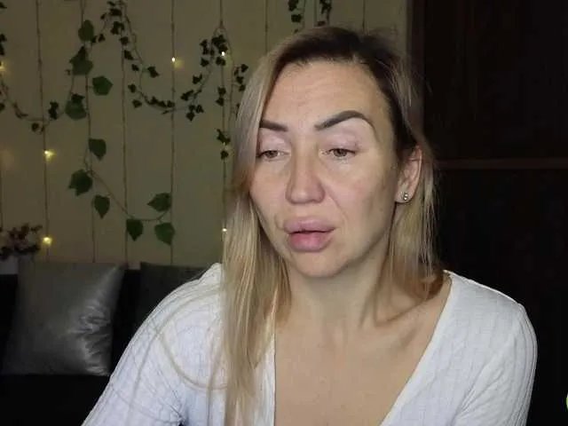 Jullyblondkiss on BongaCams 