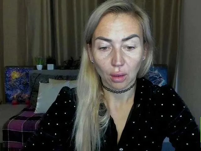 Jullyblondkiss on BongaCams 